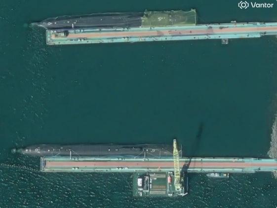 图文：卫星照片显示俄海军太平洋舰队潜艇已覆盖着反无人机网俄罗斯海军现在似乎正