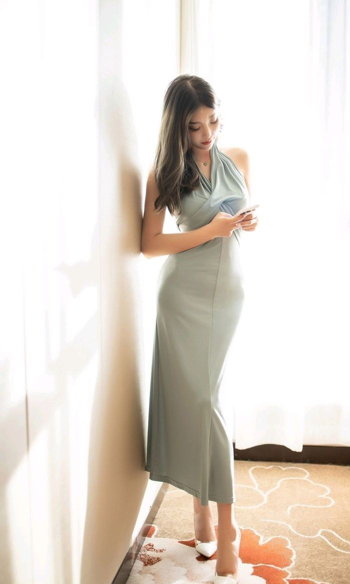 美女模特杨晨晨，墨绿色的吊带裙，穿上它气质一下子就上来了