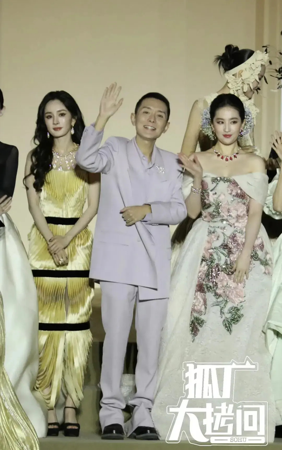 其实应该把刘冲也p一下，好看的站c位会显得大家都好看。​​​