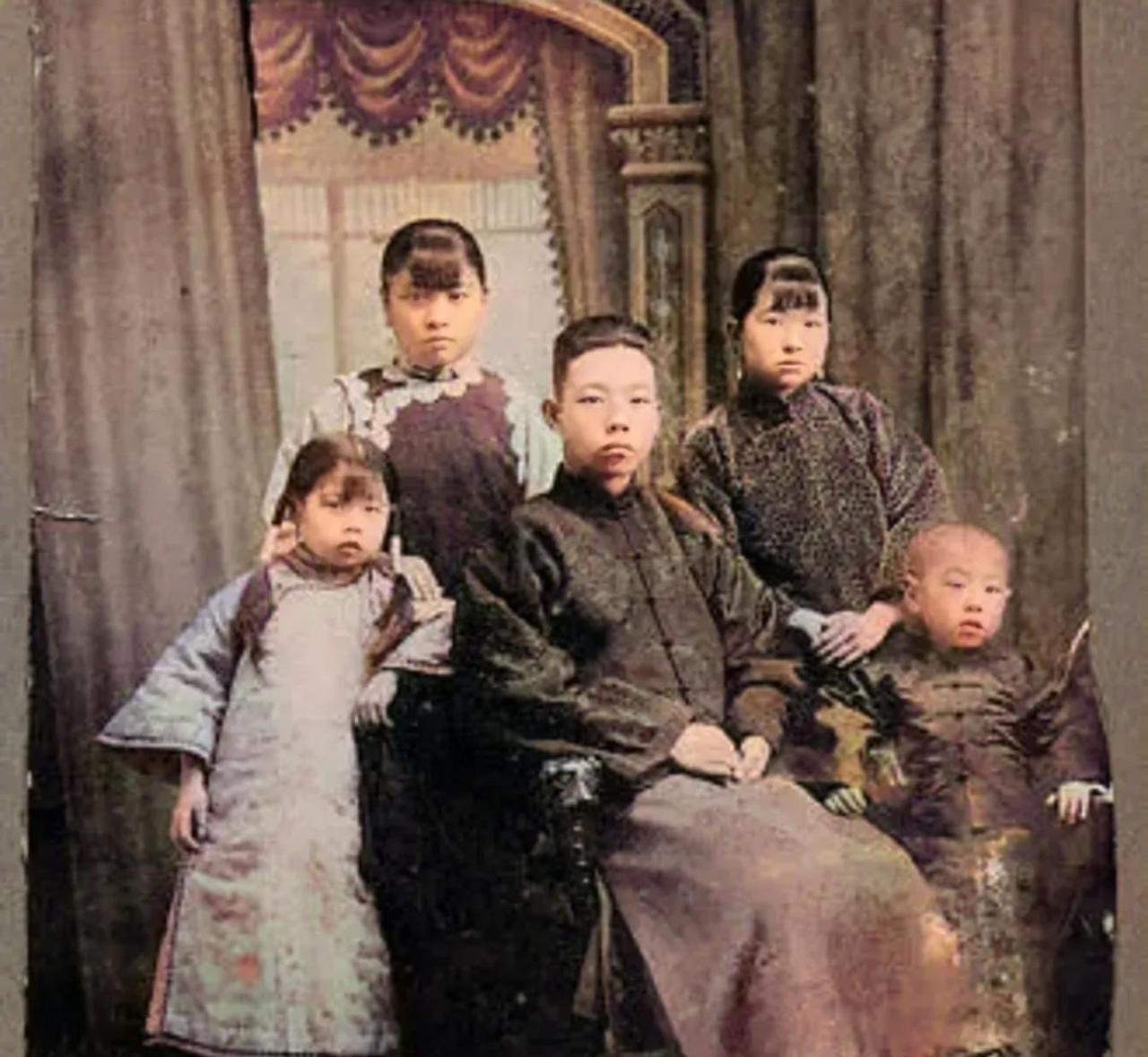 两女共侍一夫是种什么体验？清朝晚期，男子和他的一妻一妾合影。妻子和妾在打扮风格上