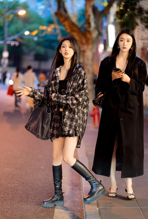 内地短剧女演员李柯以身材也太好了，打扮的美美的，多么潇洒惬意，本人又白又高挑的，