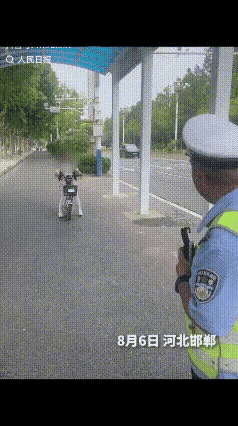 河北00后小姑娘火了！没戴头盔被交警拦下，一句话反客为主，登上人民日报“没