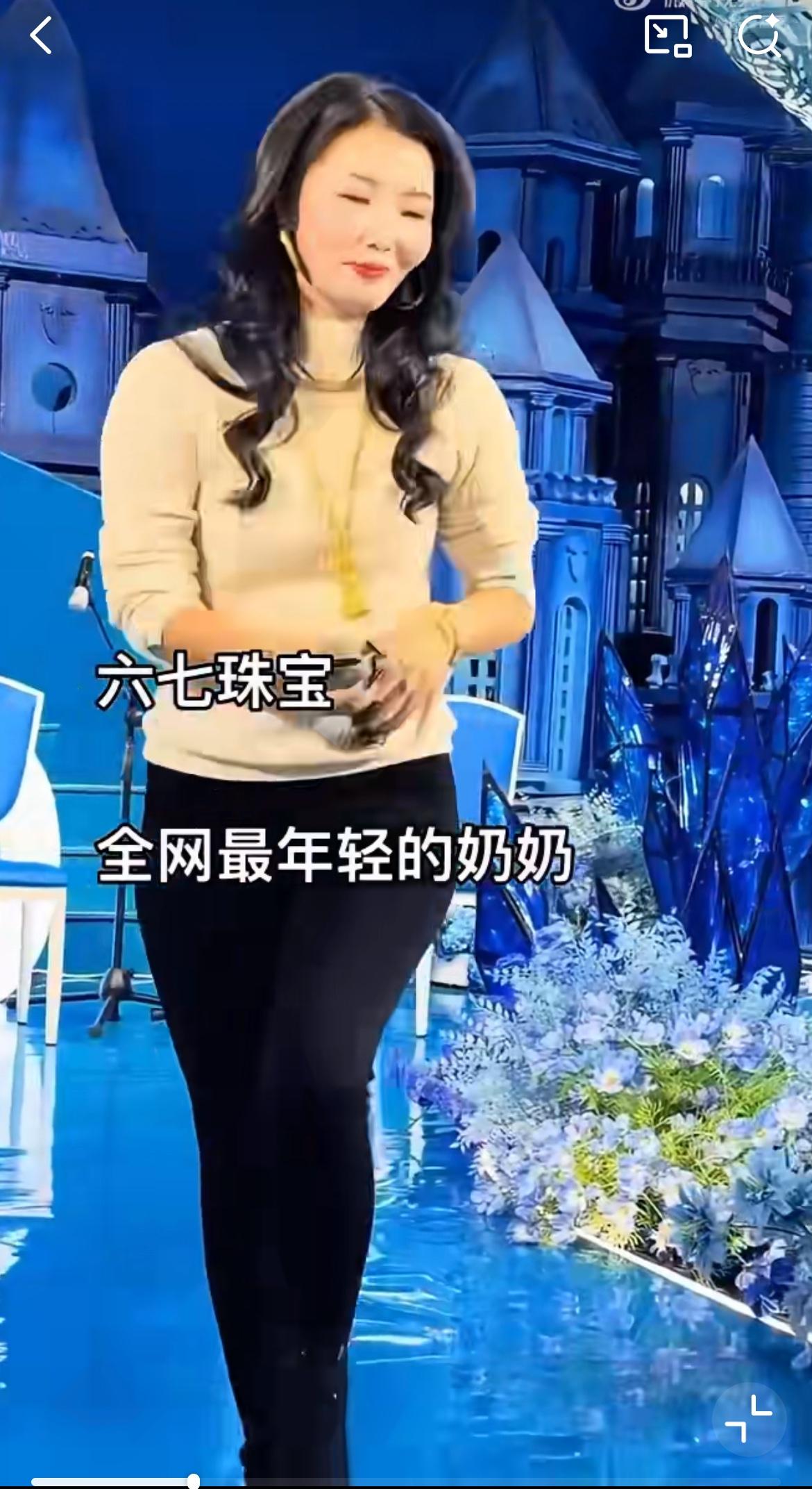 42岁的四川妙龄奶奶孙子满月宴唱跳酬宾，嗨翻全场。有的人42岁才当妈，有的人42