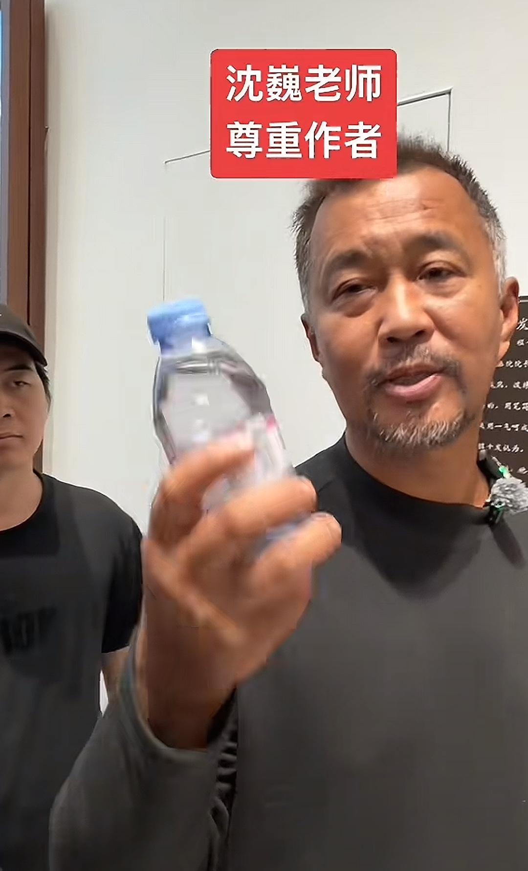 沈巍说，我是坚决反对参观展览时手里拿着饮料和吃的东西，一个是不尊重，还有一个容易