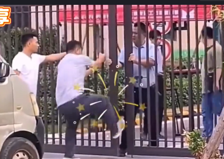 辽宁辽阳，一业主酒后乘坐出租车回家，因保安大爷不让出租车进入小区，一气之下将小区