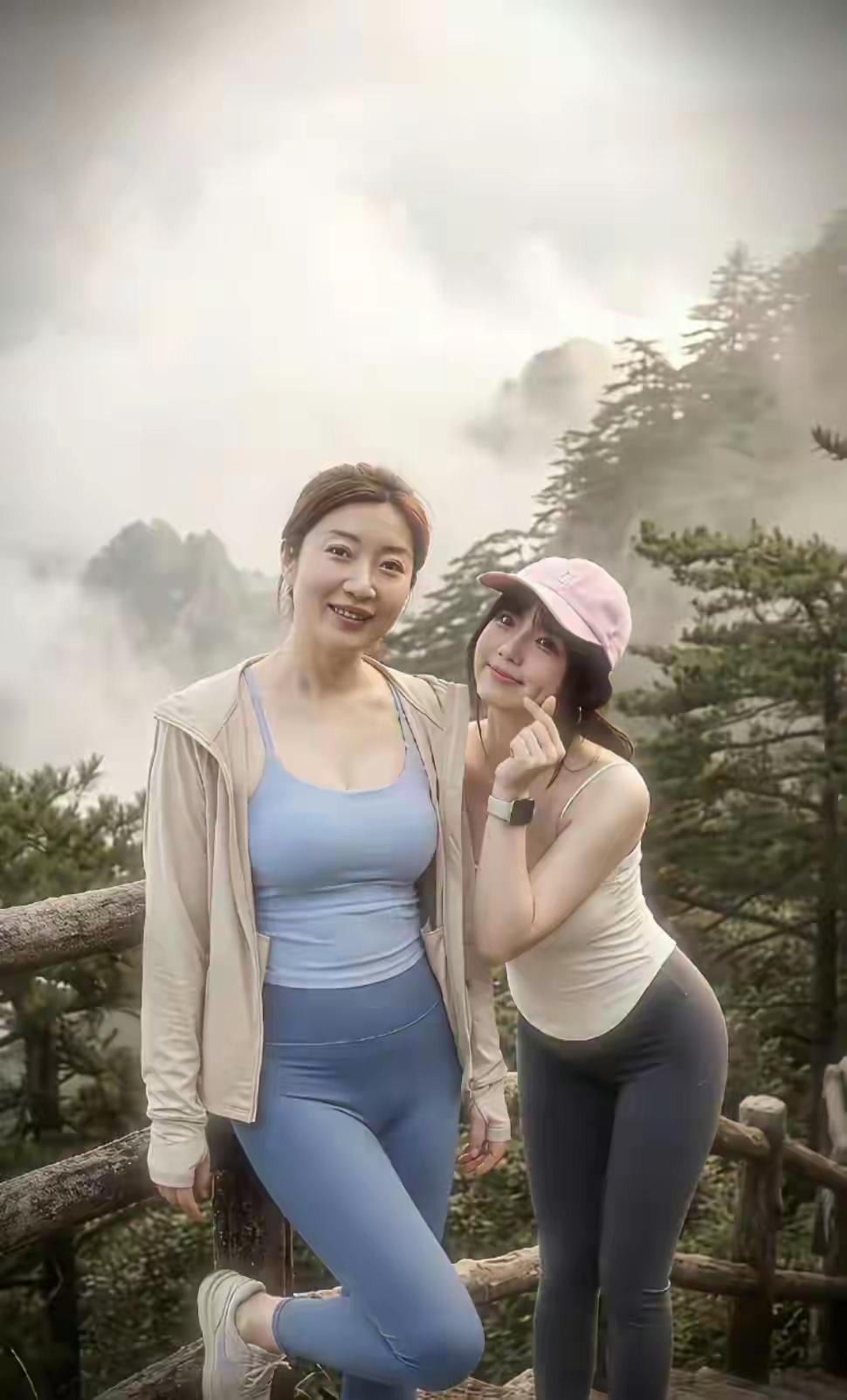 俩母女合影，妈妈38岁，女儿18岁，你能看出来哪个是妈妈，哪个是女儿吗？