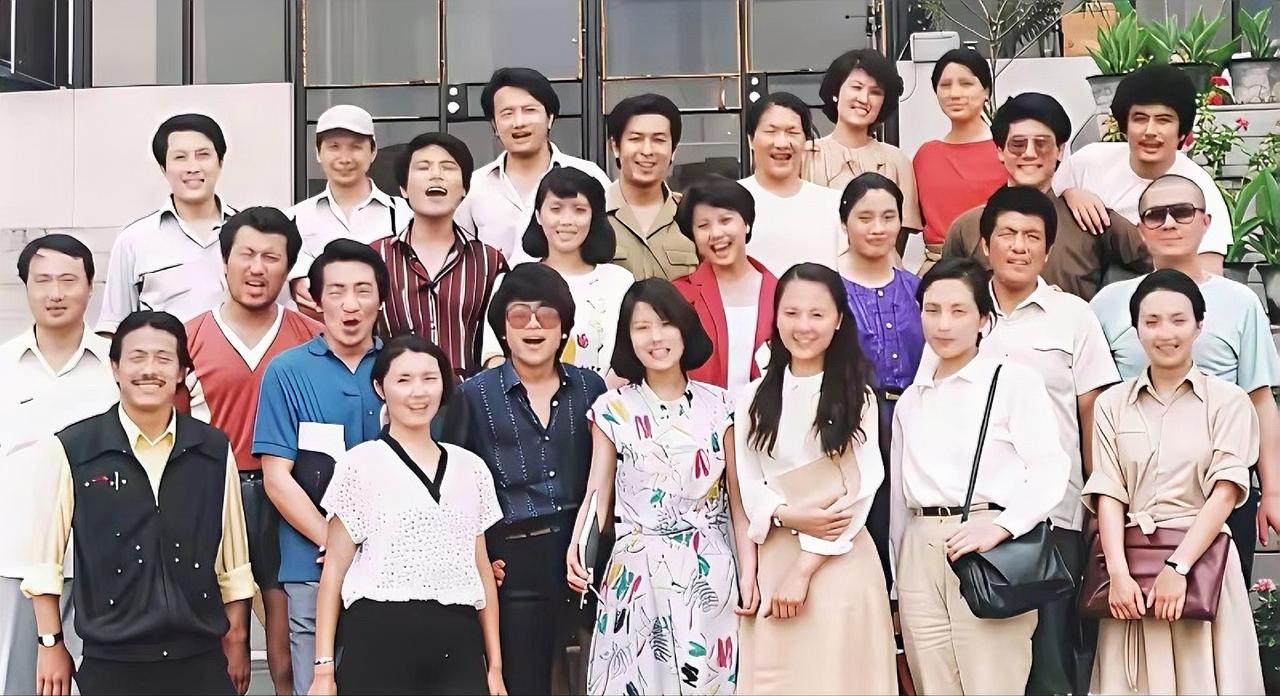 明星演员集体合影，我就认识唐国强老师，其他人一个也不认识，你如果能再认出来一位，