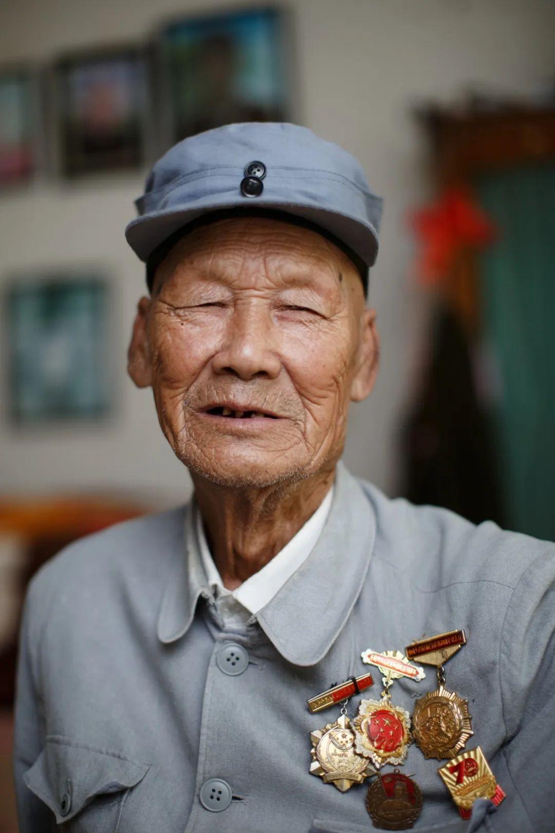 1942年，11岁的“小叫花子”壮着胆子独身一人来到日寇的据点拿情报，好不容易摸