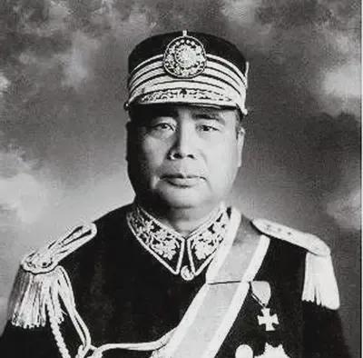 1944年，一打入敌人内部的地下党刚查完哨回到家里，伪副师长的妻子就慌里慌张的推