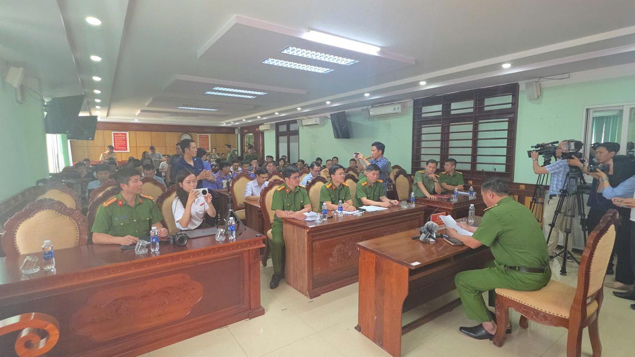 越南一交警因追赶摩托车驾驶人，造成12岁学生死亡被起诉越南多乐省警方公布了20