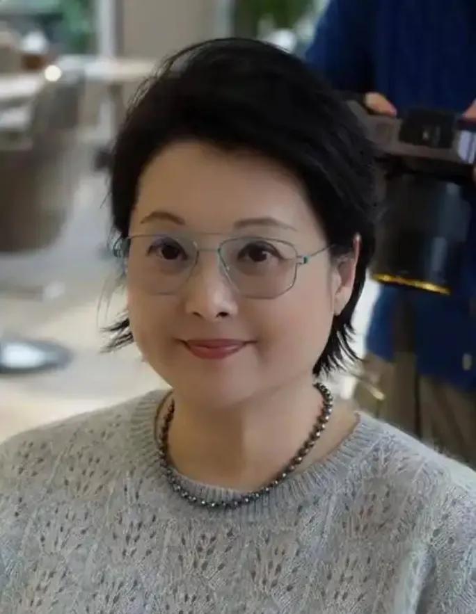53岁的袁立曾因综艺剪辑被诬“精神失常”，从《铁齿铜牙纪晓岚》的杜小月沦为舆论靶