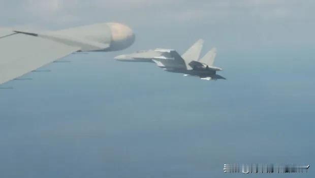 美媒：中国歼-16挂实弹帮朝鲜驱逐加拿大军机！日前美国CBS新闻报道称，