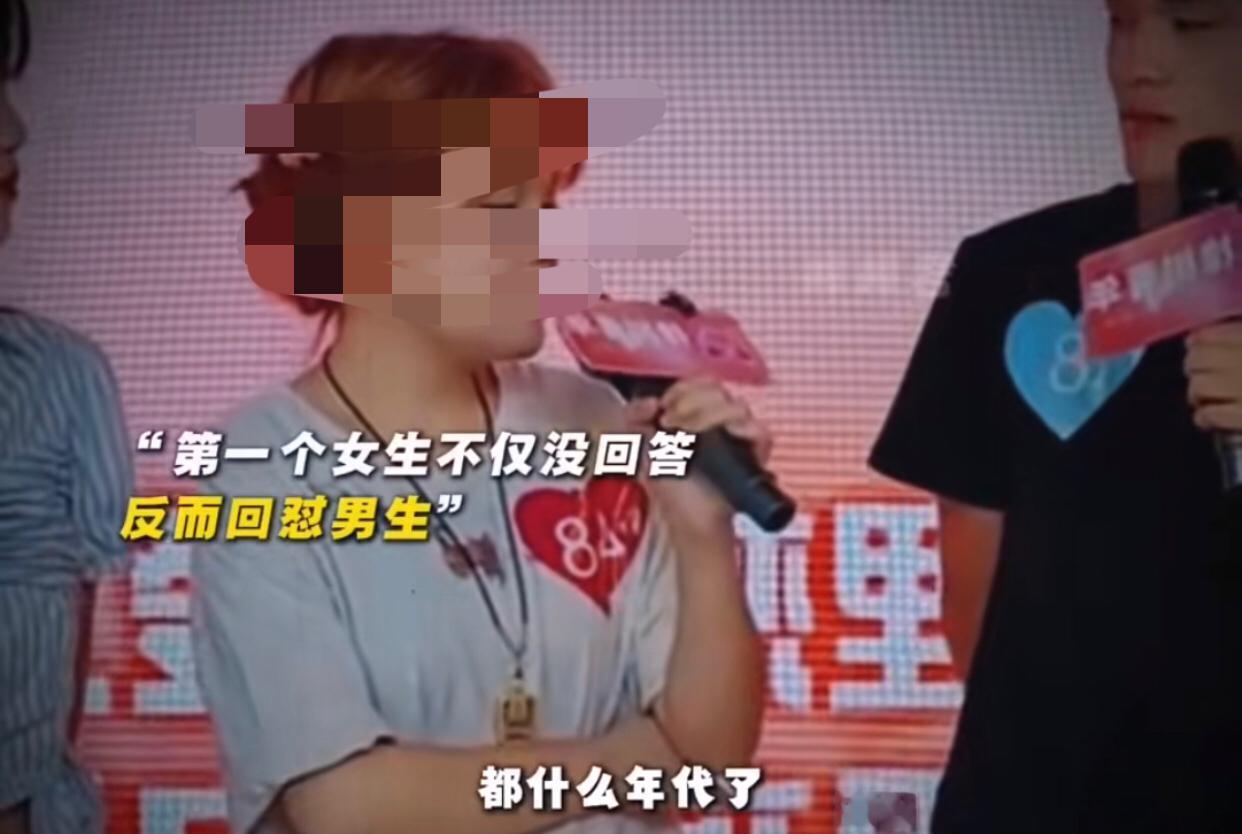 在某个相亲舞台上，有两个女生同时看上了一名男生，主持人询问男生他选哪一个呢？男生