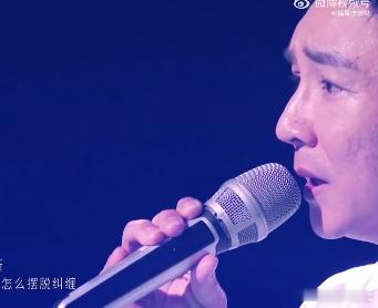 刘畊宏耳返故障披荆斩棘直播无滤镜无修音的直播模式，把舞台设备的意外完整展现，刘畊