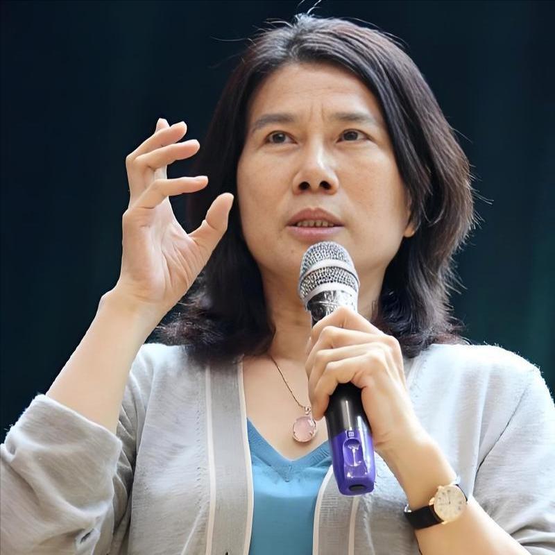 狠狠打脸空谈者！72岁董明珠国庆履新校长，刘强东当年的话终于落地！很多人幻想