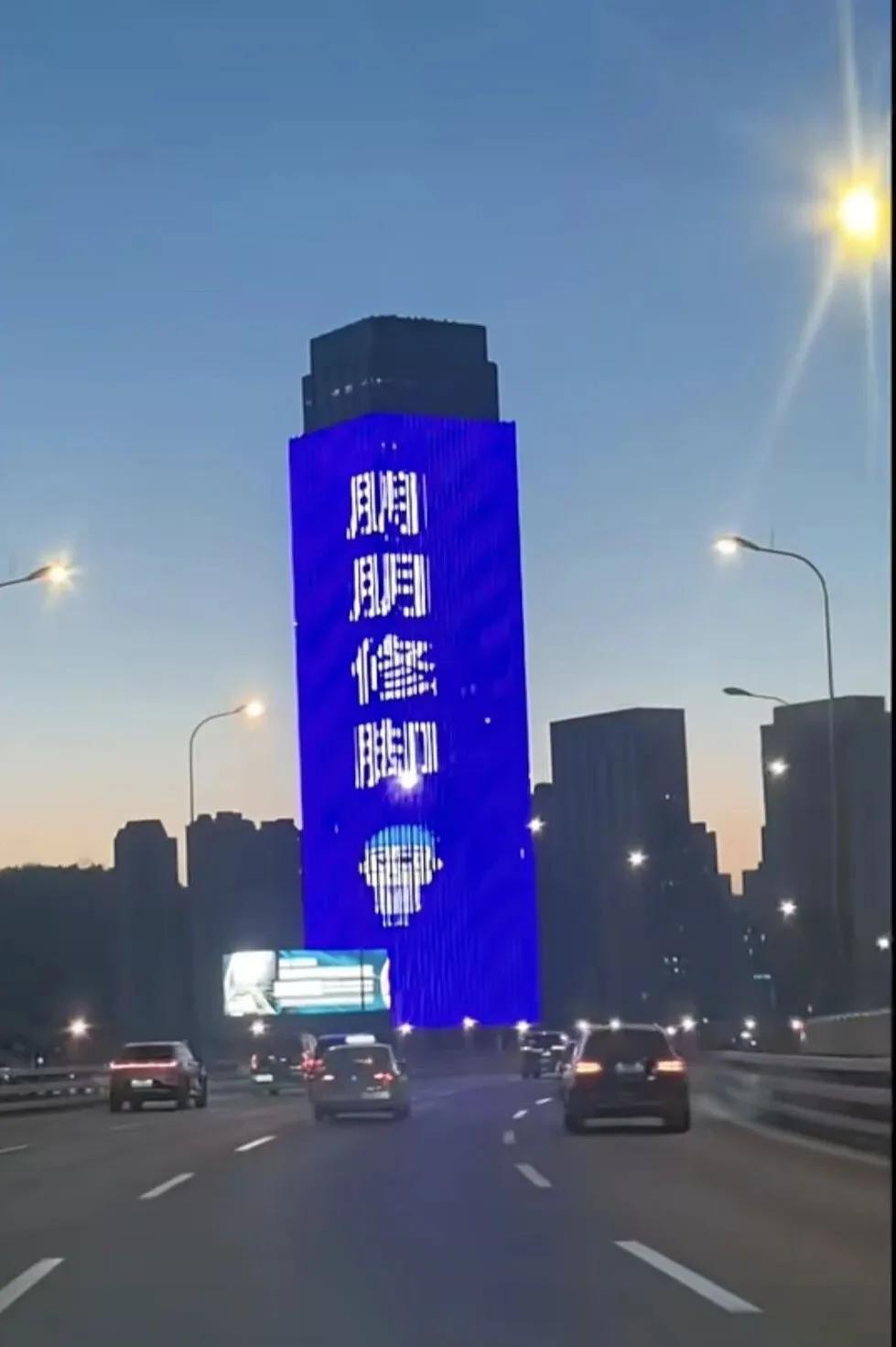 大连地标旁的“朋朋修脚”：商业自由能否兼容城市审美？近日，大连星海湾跨海大桥