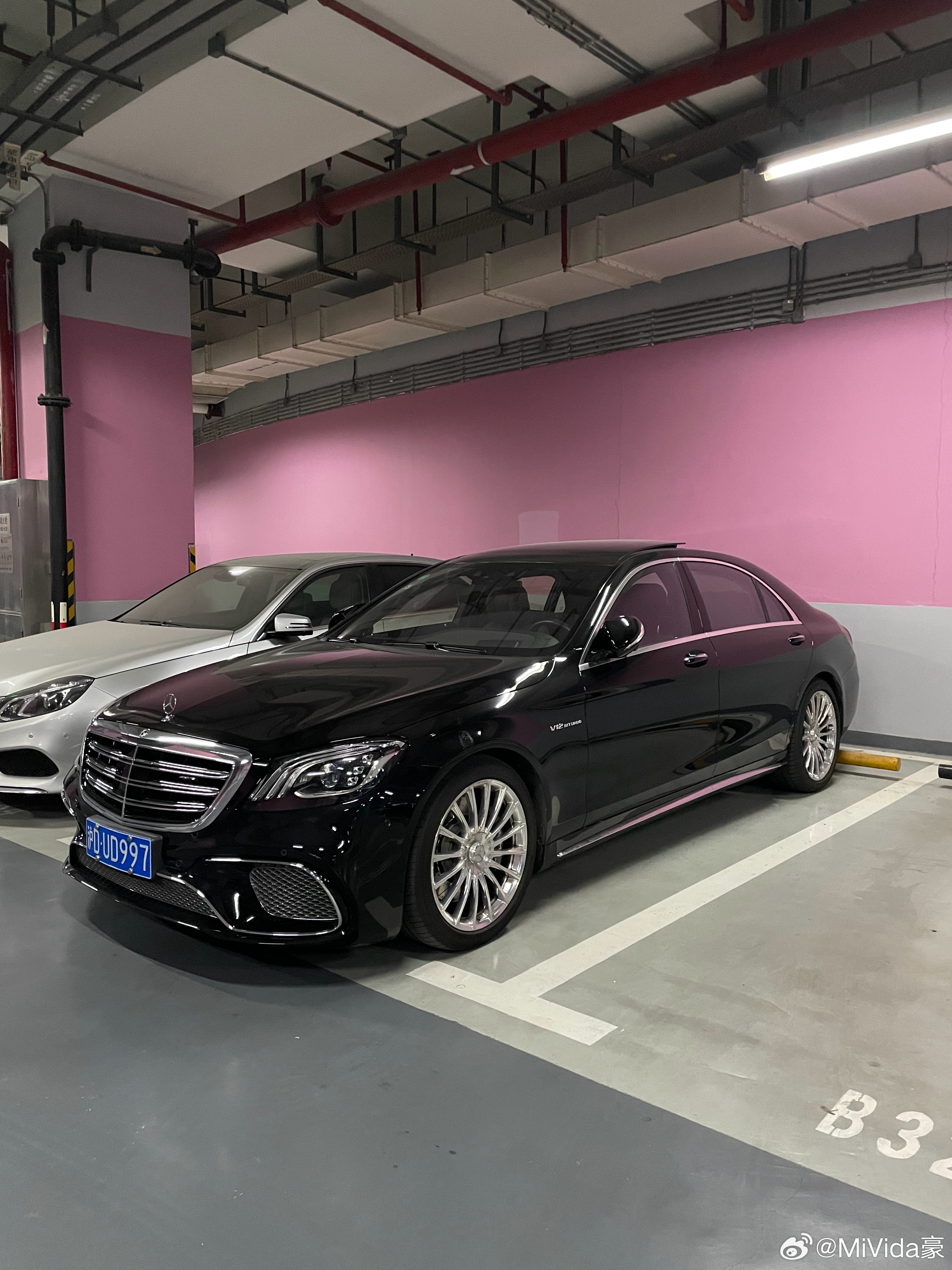 很喜欢的粉色停车场奔驰AMG含量很高V12的S65AMG和V12G65A