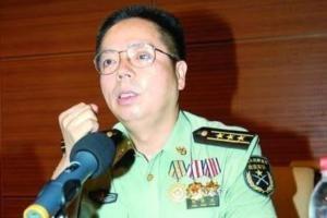 1984年，一名解放军战士不慎摔落悬崖和部队失去了联系，但令他万万没想到的是，他