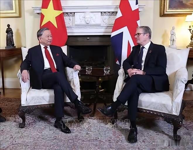 “以牙还牙”,东道主英国首相斯塔默在与到访的苏林会晤时,翘起了习惯性动作(二郎腿