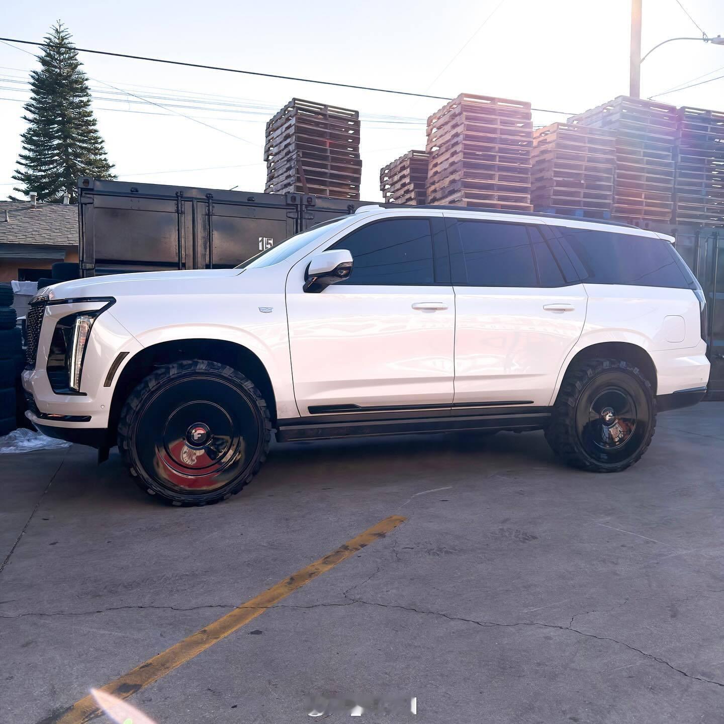 凯迪拉克凯迪拉克凯雷德凯迪拉克凯雷德换上新鞋子，大家觉得好看不