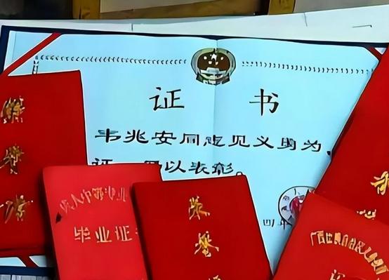 2003年的珠海，一名23岁保安冒死救下正被3名歹徒侵犯的女教师，谁知两年后，他