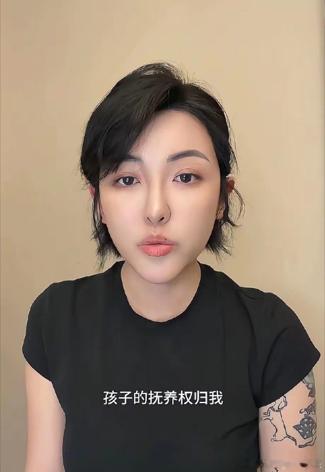 刷到网红张凯毅离婚的消息，一搜才知道，她就是去年在网上声讨小男孩的那个人。她把老