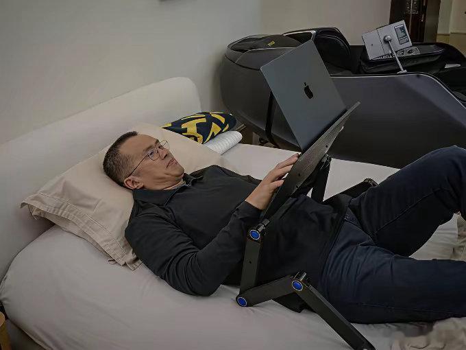 昔日华人首富币安创始人赵长鹏他在家里原来是这样办公的主打低功耗办公富人最擅长的就