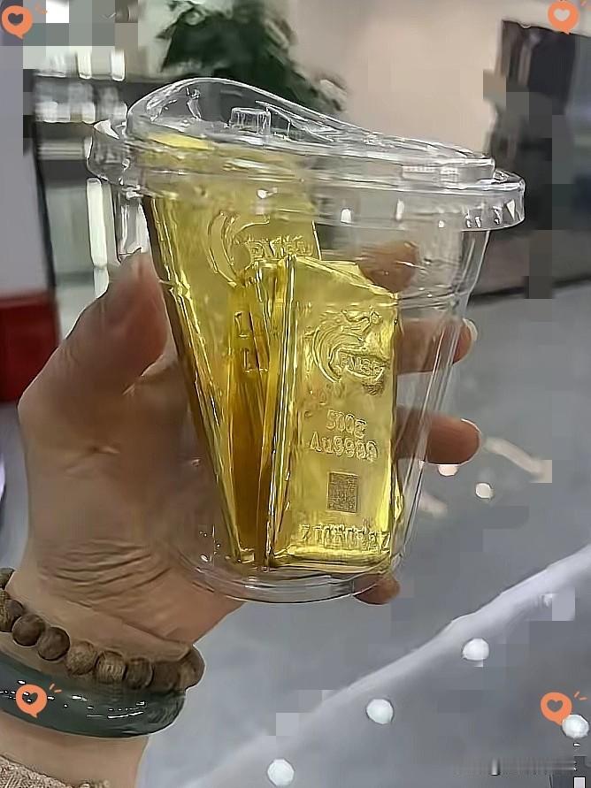 手里有黄金的人现在都要坐不住了​​8月11日金价早上冲高到965每克，现在