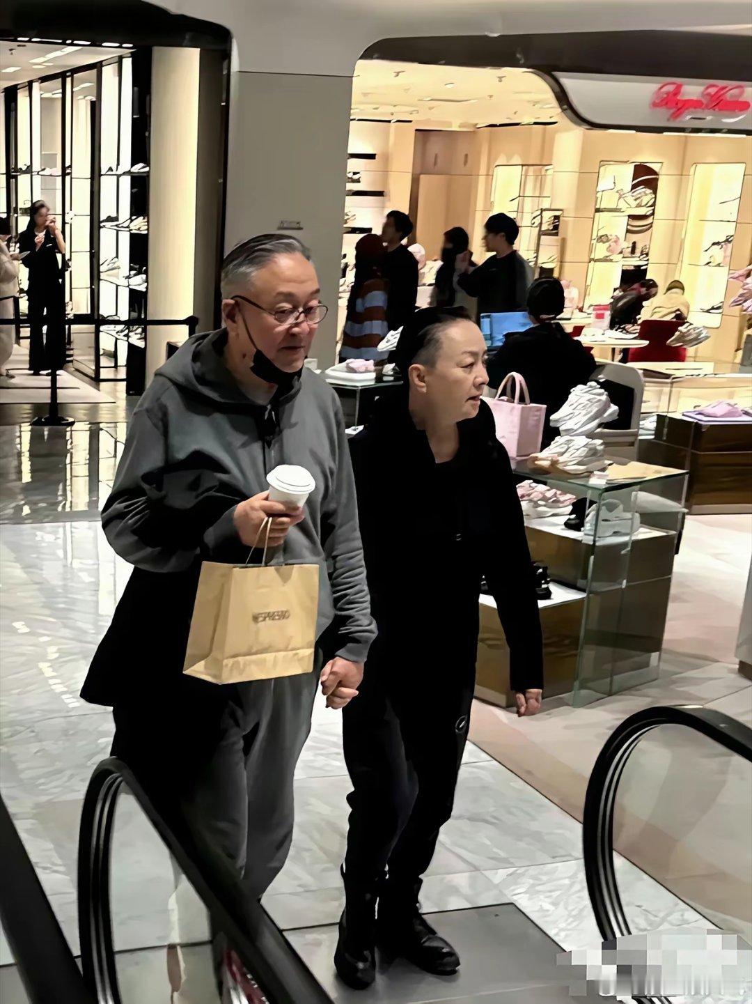 宋丹丹和老公赵玉吉被拍到了！72岁大佬牵着66岁宋丹丹，拎着咖啡袋，穿得朴素随意，没半点排场。赵玉吉