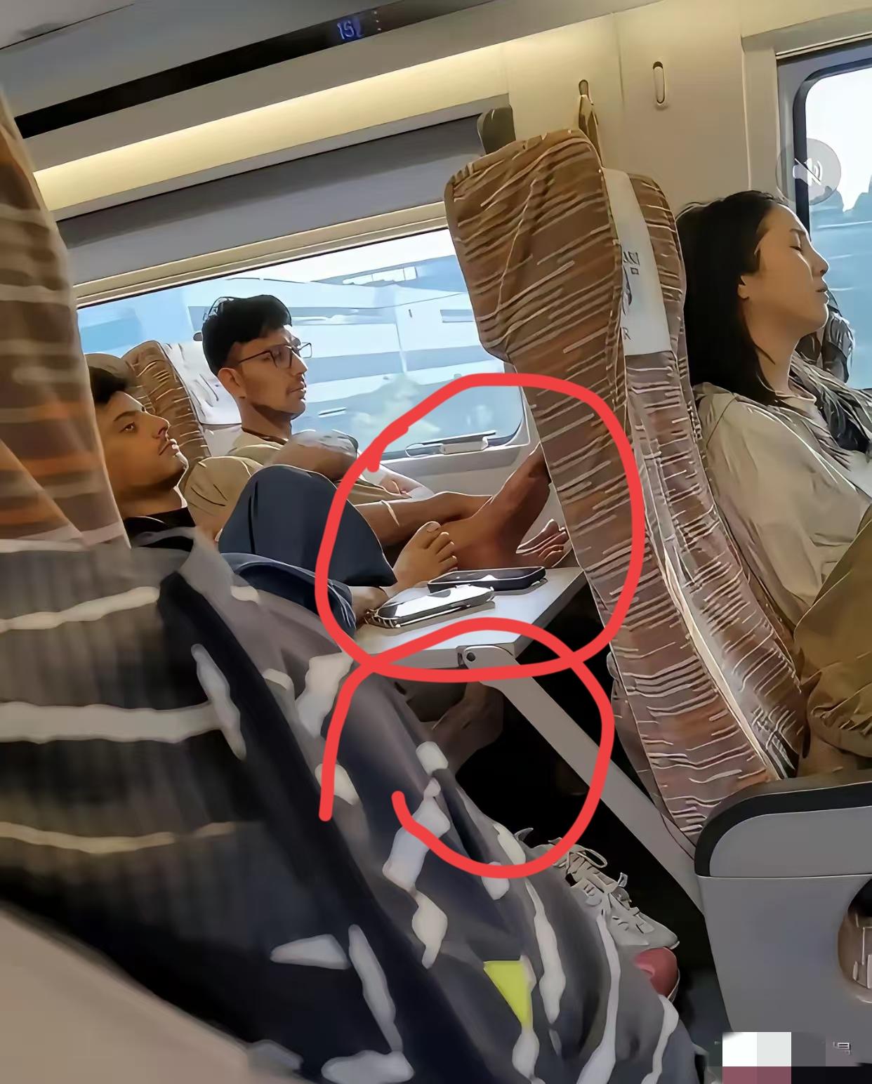 印度人在地铁这事儿，大家看到了没？无论在哪儿，印度人都把这些地方当做自家的院