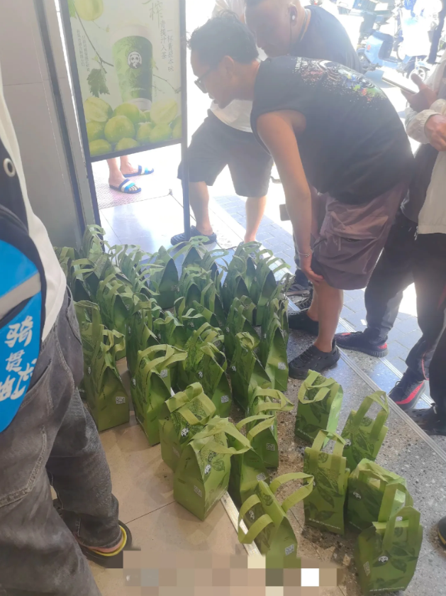 京东外卖的配送系统目前面临着一个尴尬的局面全职骑手在五险一金的加持下，新骑手开