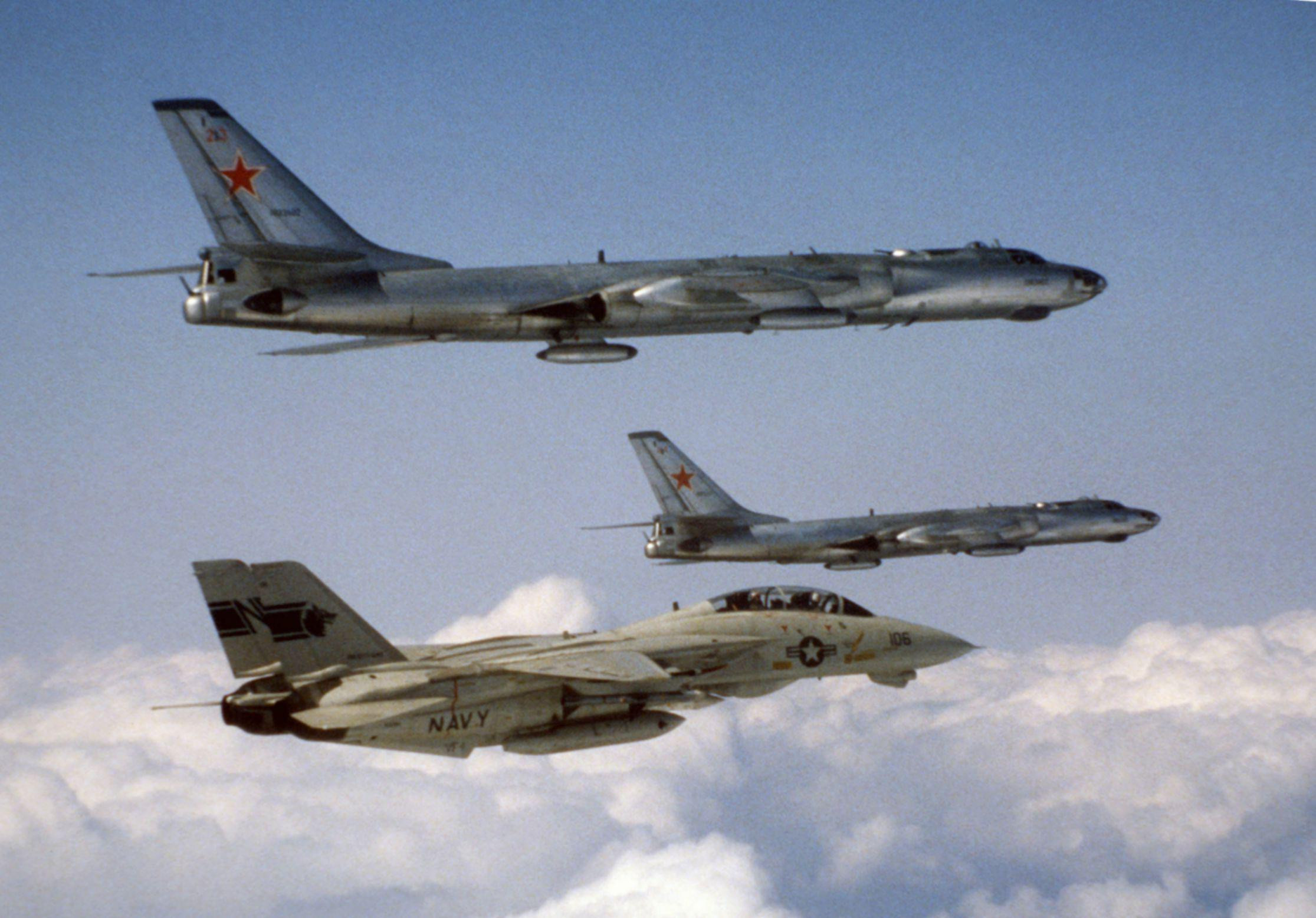 猫宁。拦截伴飞TU-16的F-14大猫​​​