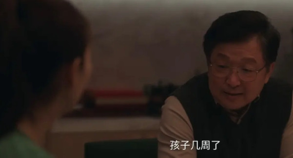 《四喜》沈明珠的公公冯志的秘密快暴露了。公公出差回来了，不但给明珠带鱼胶，居然