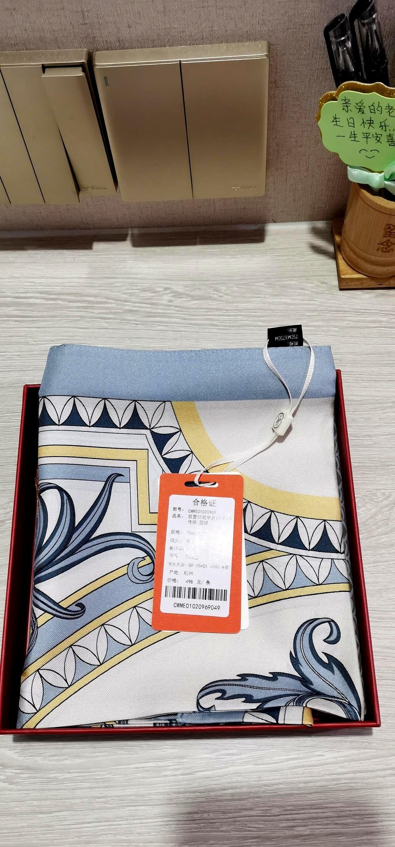 500块塞过去，我以为完事。外甥媳妇反手一条丝巾挂我脖子，素秋香色，泉水柳