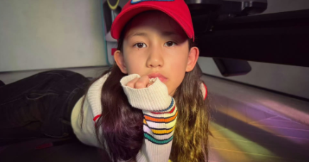 瞒不住了黄磊估计都头痛的了本以为多多已经完美继承爸妈的美貌，没想到他的二女儿