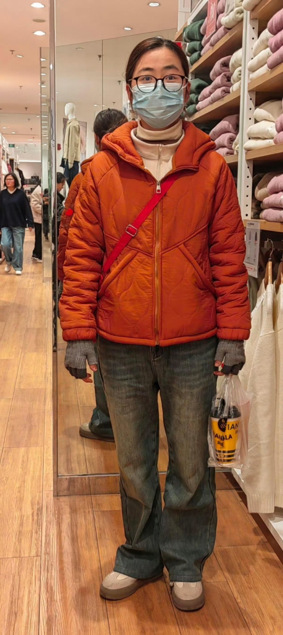 好刻薄的同事。博主的打扮没有任何问题，就是咱普普通通老百姓。而且从头到脚利落干净