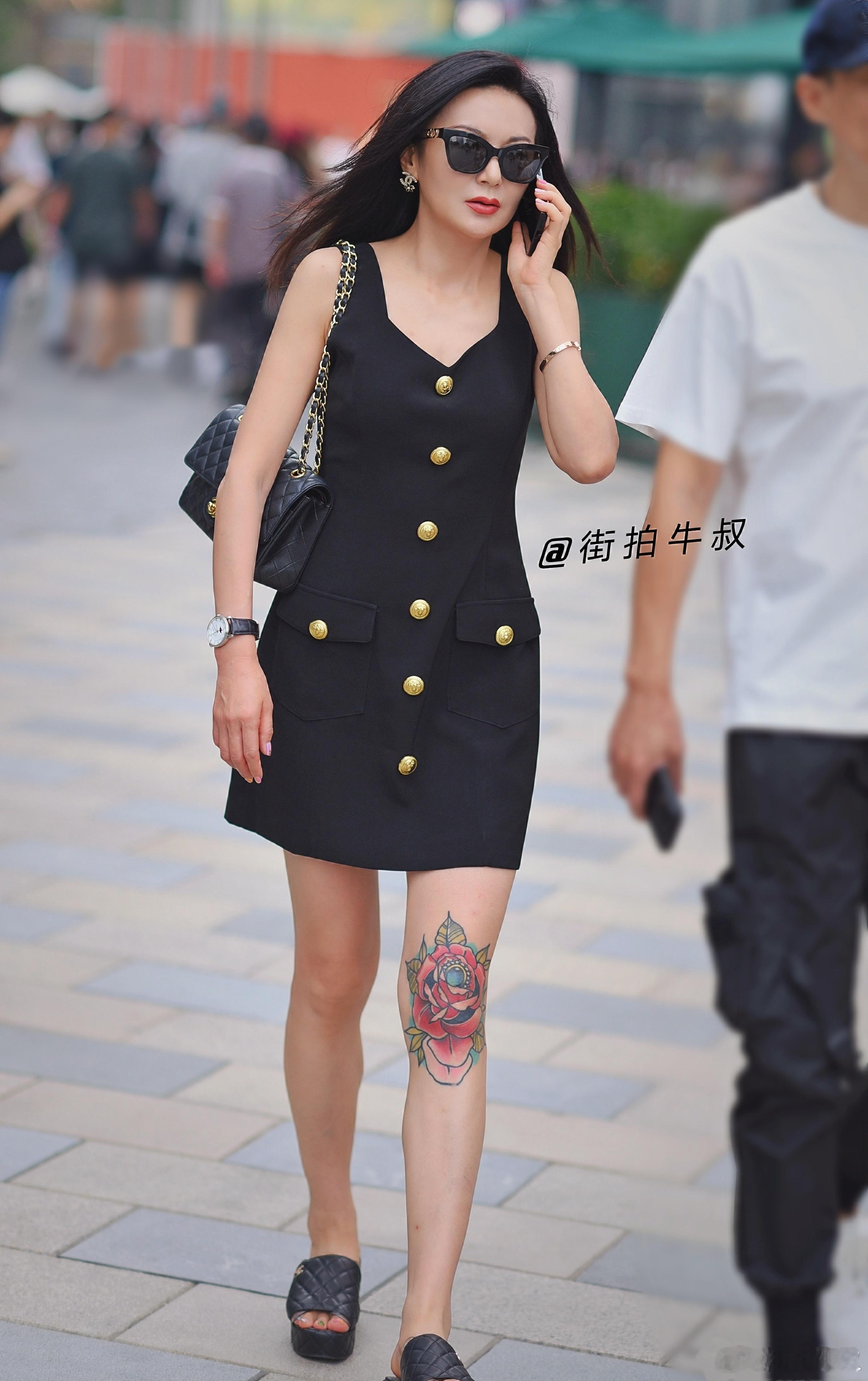 高级感的金属扣收腰连衣裙