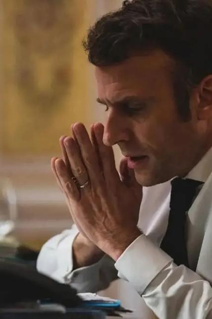 谁也没想到，48岁正值人生壮年，手握法国最高权力的马克龙，会亲手按下自己政治生涯