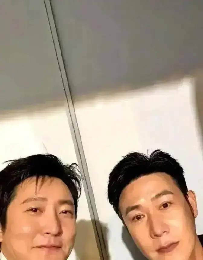 2.3亿人在线围观！陆毅一句大姨夫炸场领奖台上，陆毅把话筒递给郭京飞，开口