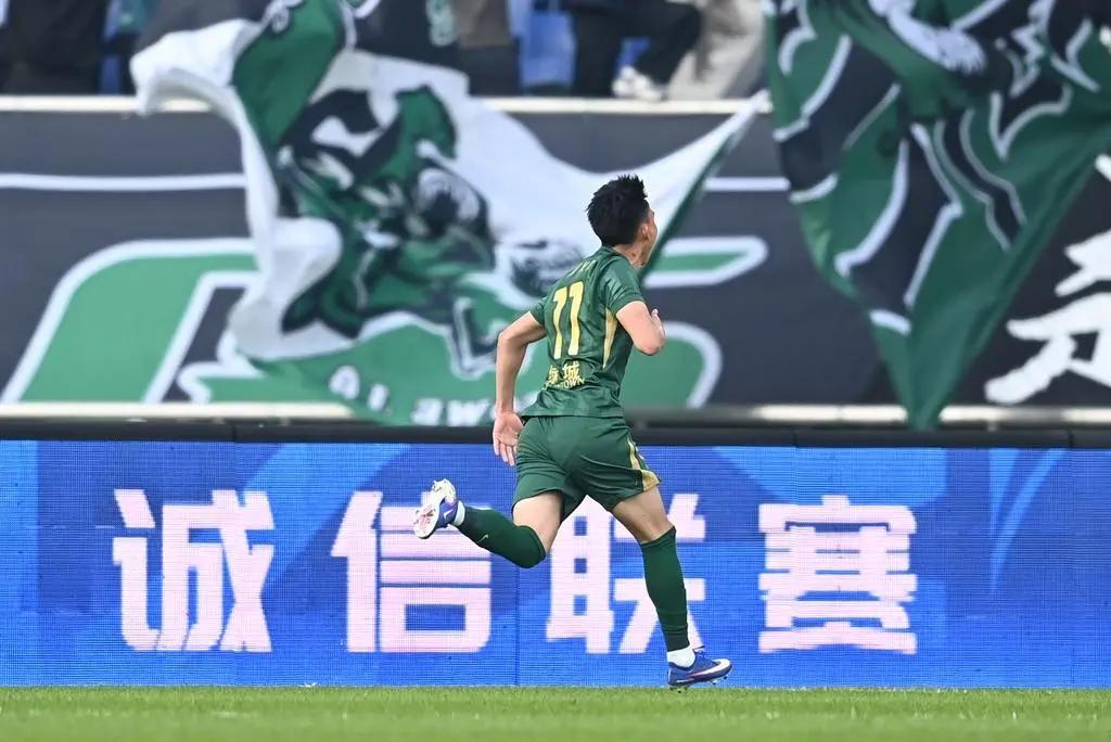 王钰栋这个赛季一定会踢得很爽首先，王钰栋本身技术可以，速度、过人、射门能力都