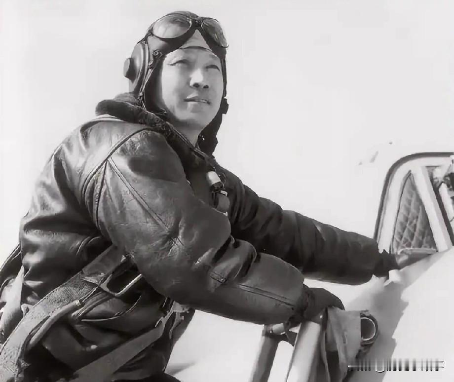 1941年8月11日，空军分队长黄荣发在成都空战中击落两架日机后壮烈牺牲。未婚妻