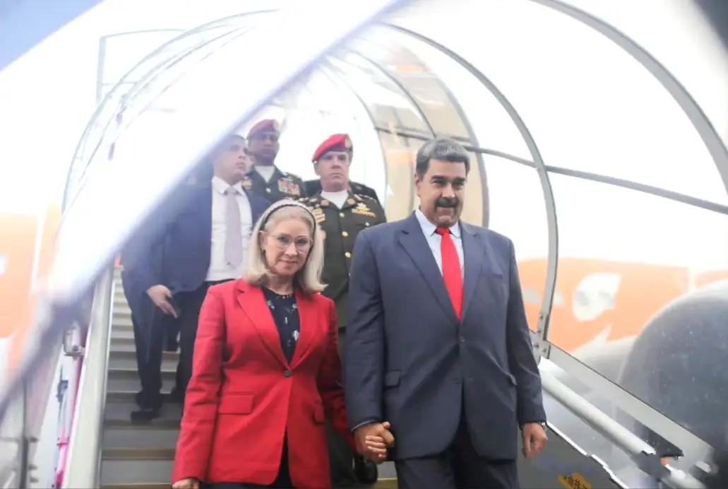 丛林法则再度得到印证。最新消息显示，马杜罗及其夫人被美军抓捕，并被带离委内瑞拉。