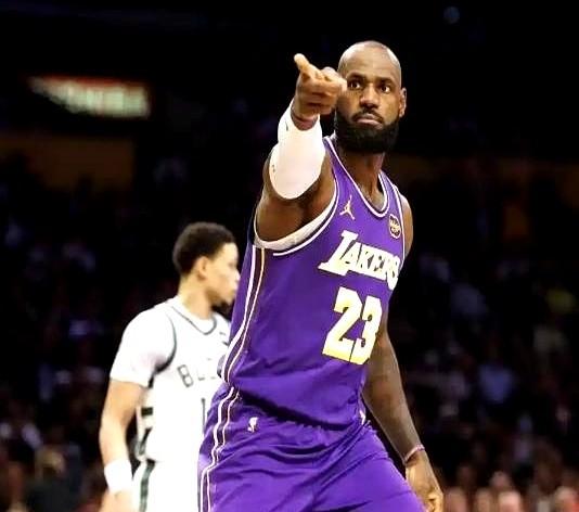 前三节的詹姆斯，真的老了吗？41岁的他，现在打法确实变了，不再是全场飞天遁地