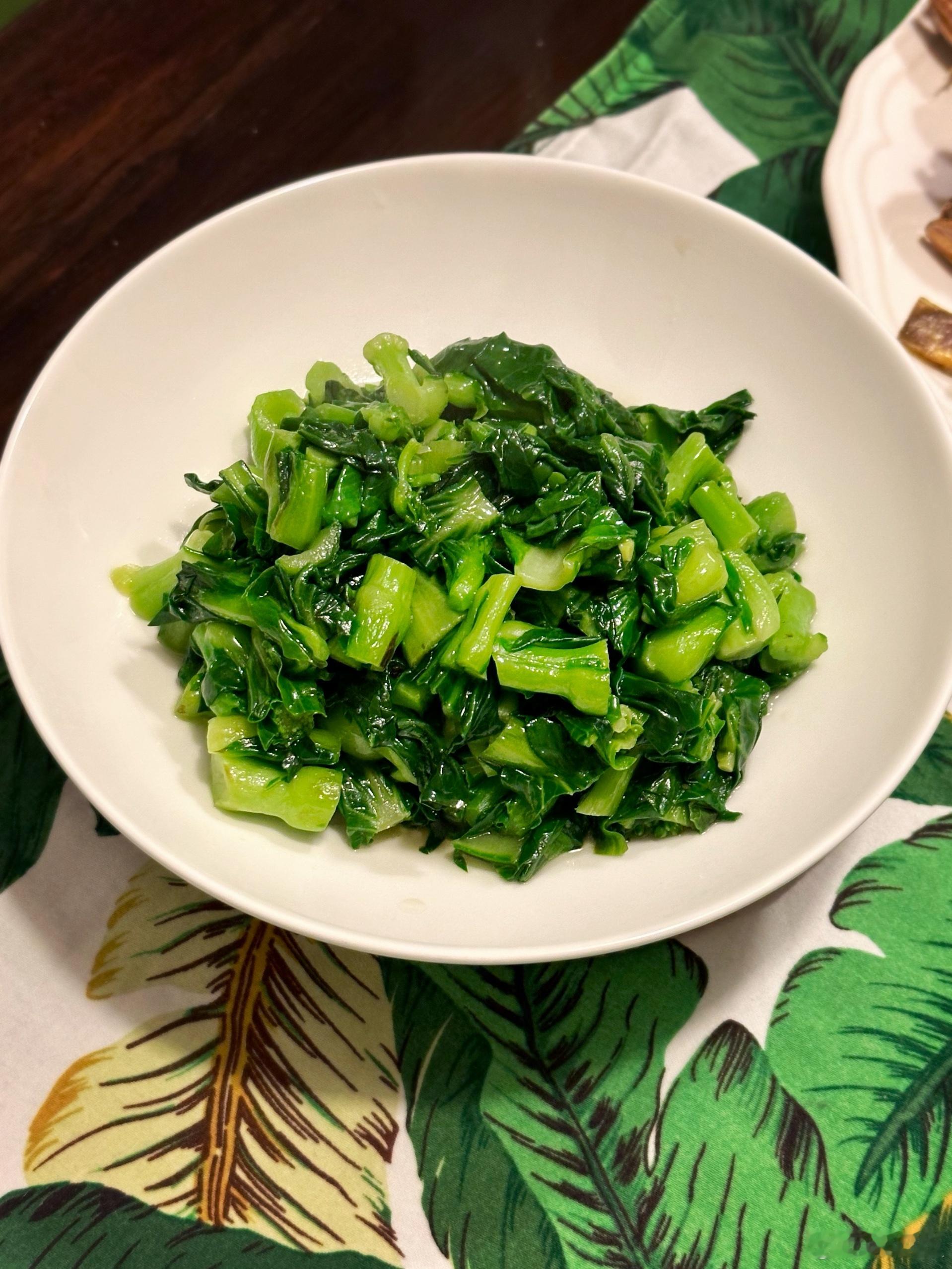 半间灶披间菜单肉叠肉总归是香的。大块走油肉，带骨切不动，整块下锅加两大片诺邓火腿