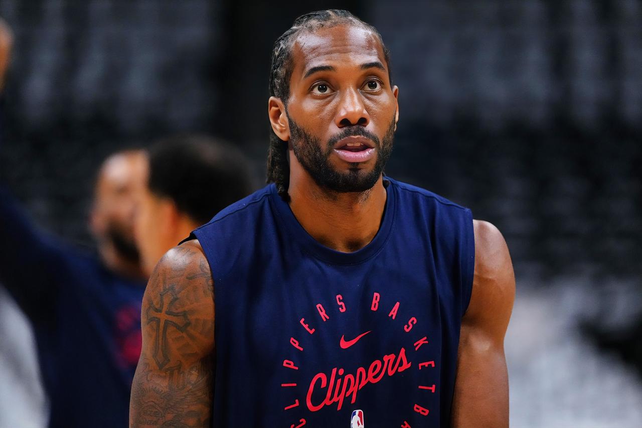 杜兰特：三弟，你家卡子哥打魔术还不复出？哈登：人家两冠在手，大合同到手，无忧了