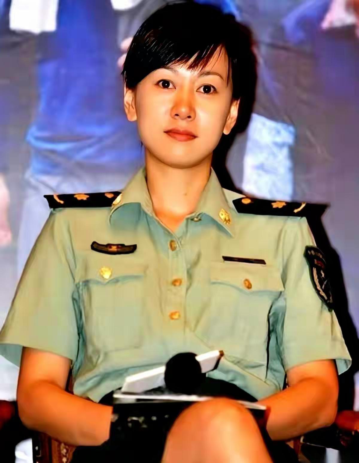 你们认识这位穿军服的美女吗？她的气场很强大，她的气质绝对是我的梦想型她的演技
