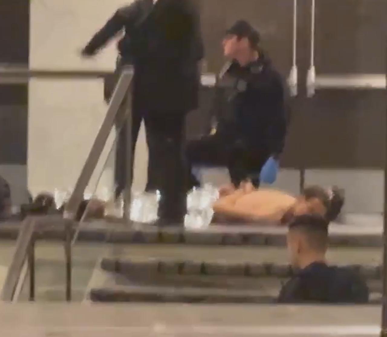 最大的疑问，这波暗杀，谁是最大的获益者？1、特朗普本人。上一次遭遇暗杀之