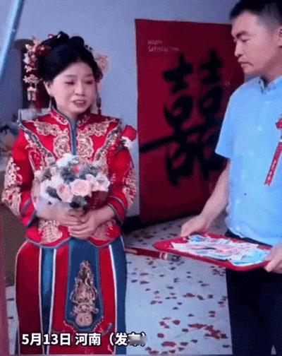 河南，一妹妹大喜之日，哥哥代替去世的父母送妹妹出嫁，临行前，哥哥端着盘子让妹妹“