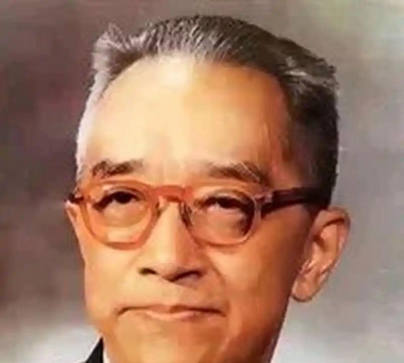 🌛1932年的一天，日军强行征用了一位名叫胡阿毛的卡车司机，要求他运输军火