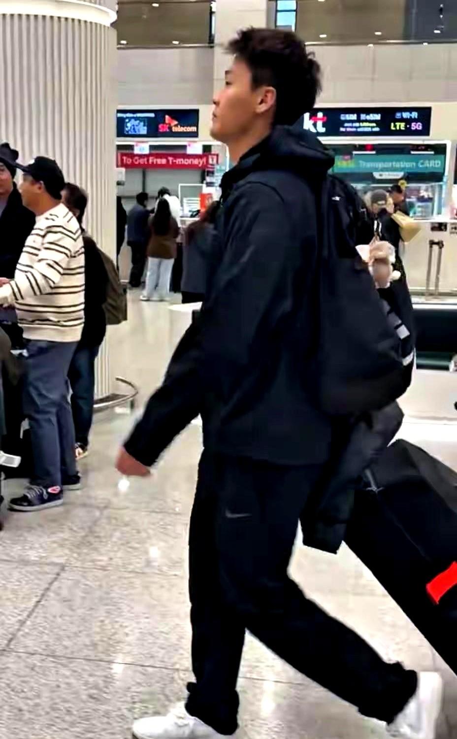 北京时间11月29日下午，中国男篮踏上飞往韩国的征程。全队抵达仁川机场后的状